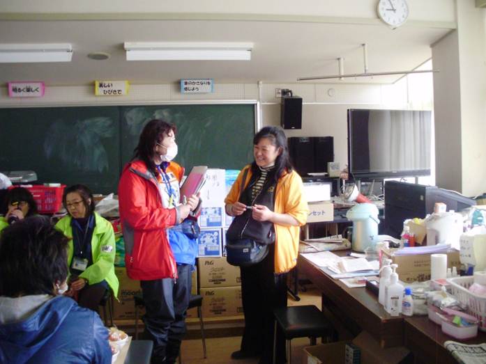東日本大震災後の2011年3月20日の仙台市内の避難所に行った時に自身も被災し避難しながら看護していたナースにお話を聴いているところです。